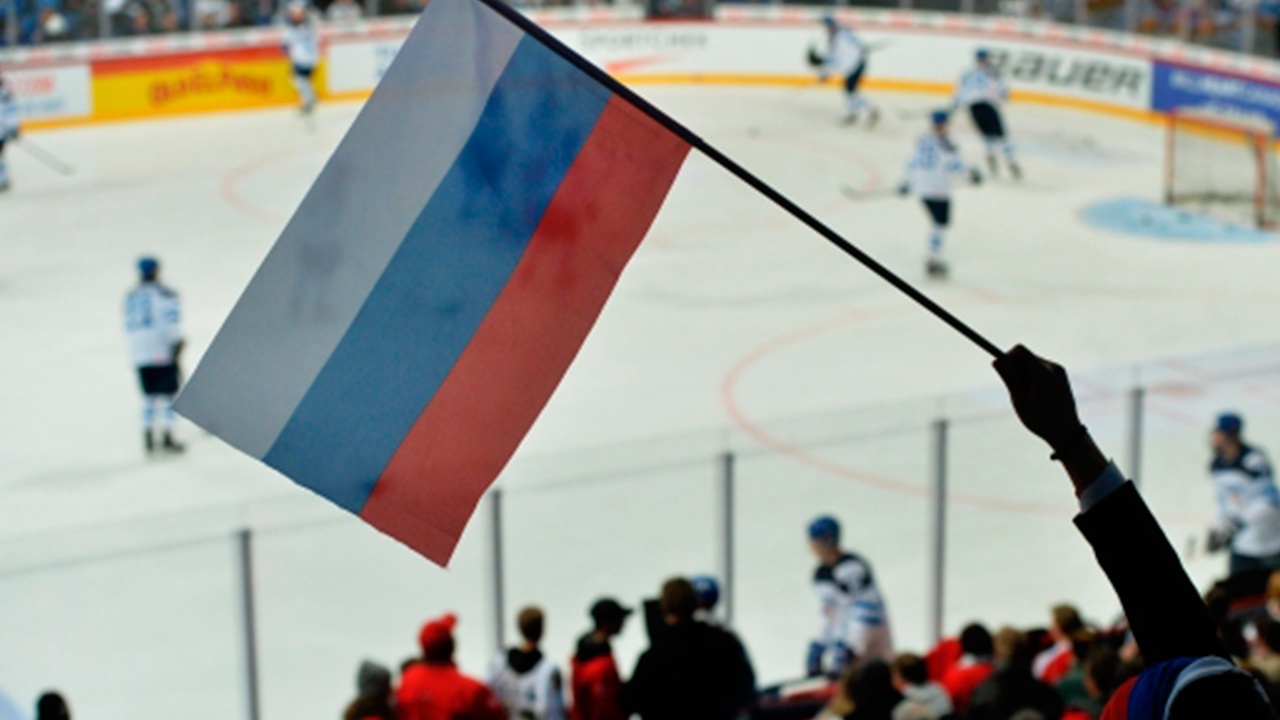 Флаг России появился на трибунах во время матча США и Чехии на ОИ-2026