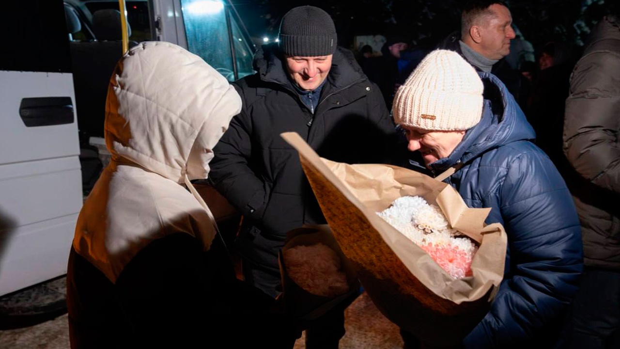 Возвращенных с территории Украины жителей встретили в Курске