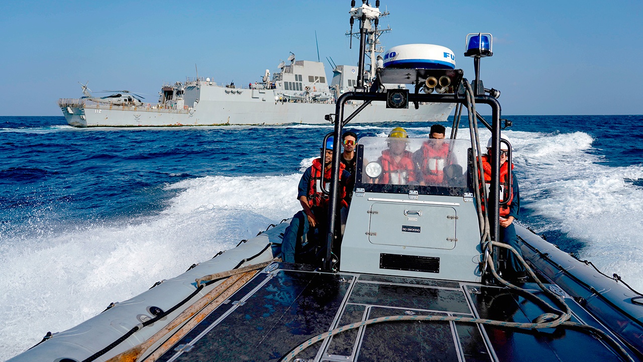 Пентагон сообщил о гибели двух человек после удара по наркосудну