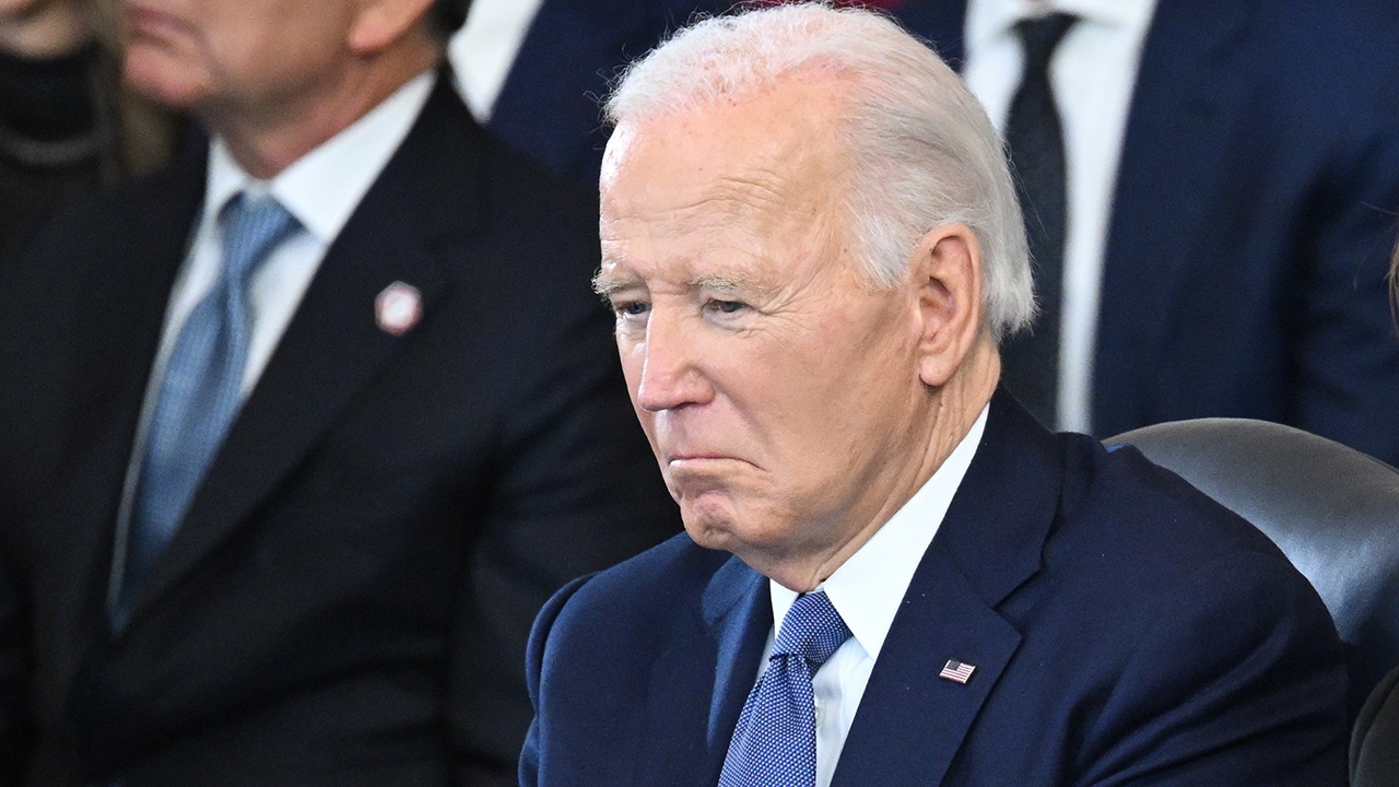 Экс-помощница Байдена заявила, что он встречался с Эпштейном вне США