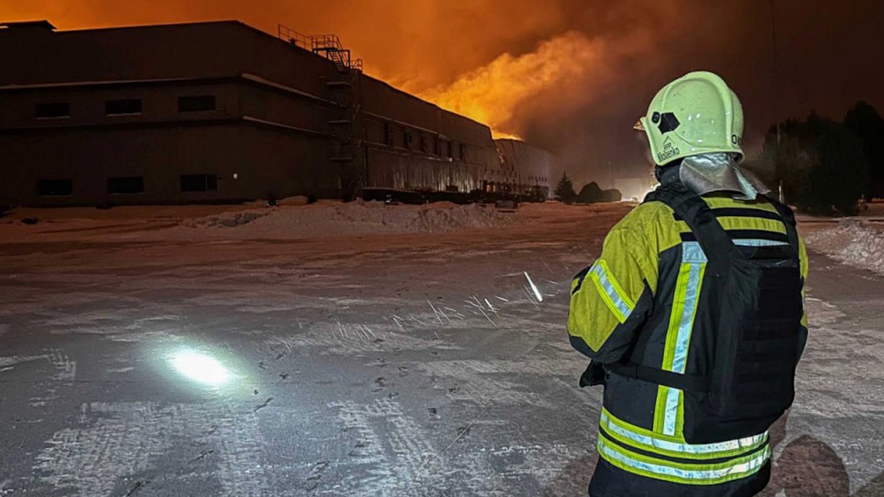 Под Киевом второй день горят склады кондитерской компании Порошенко*
