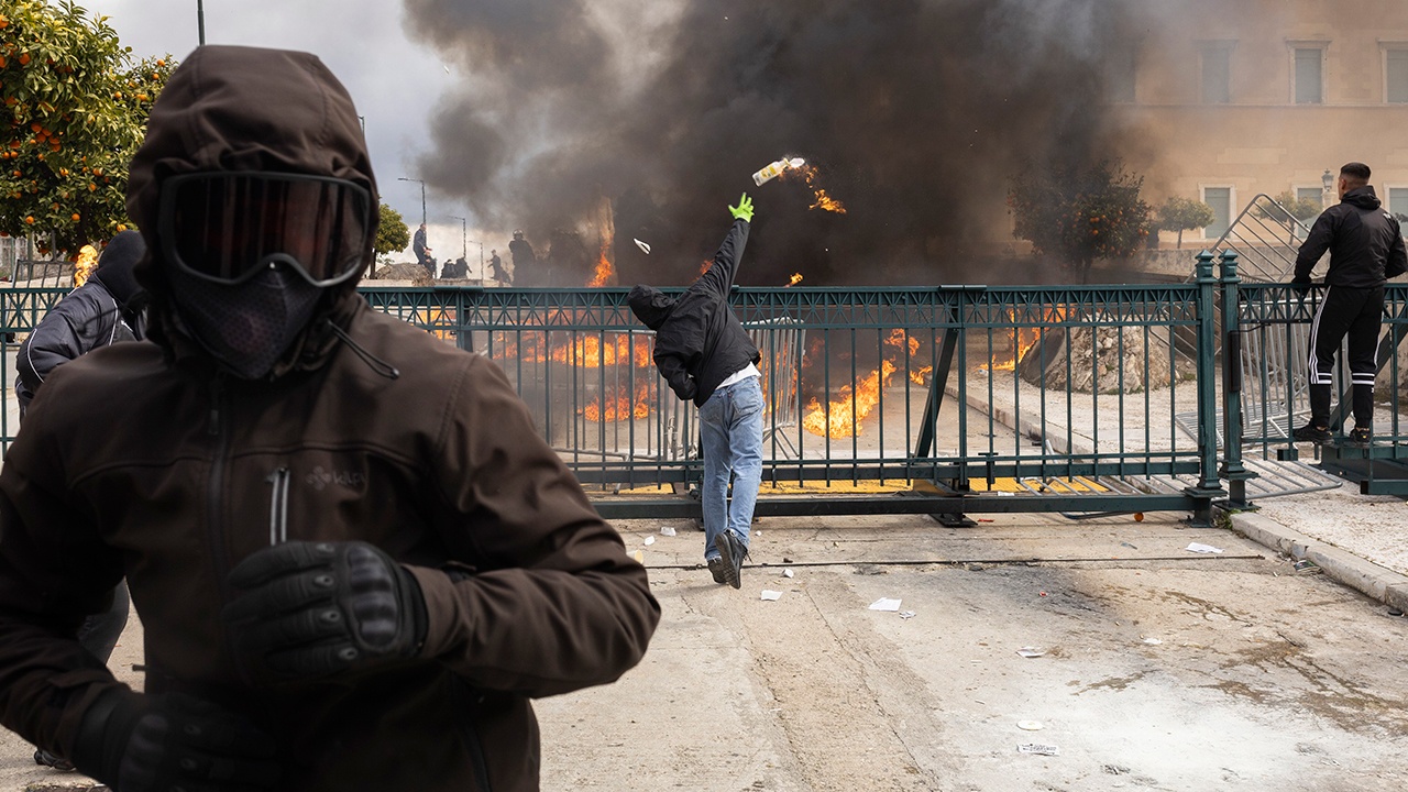 В греческих Салониках в ходе массовых беспорядков задержали более 300 человек