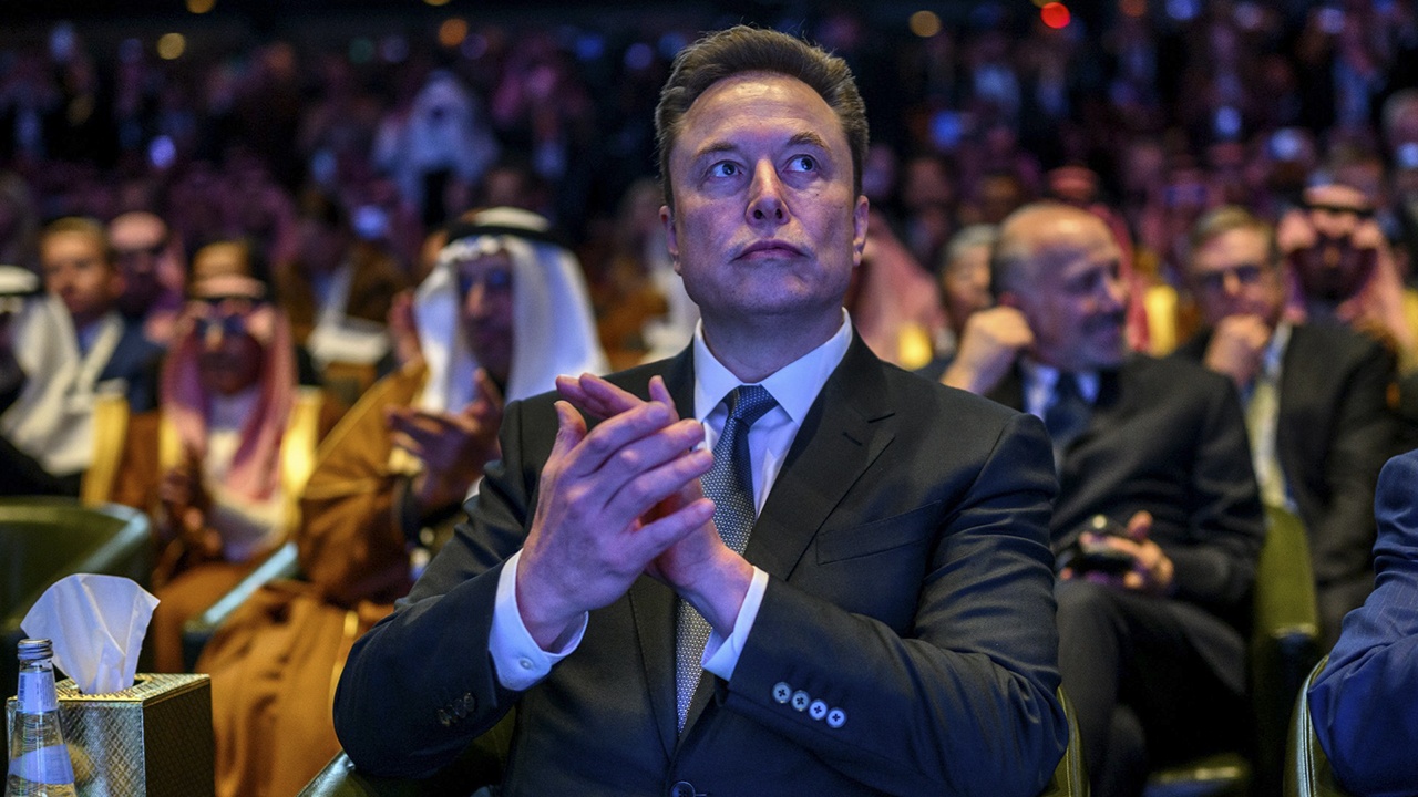 Маск пообещал в течение десяти лет начать строительство городов на Луне и Марсе