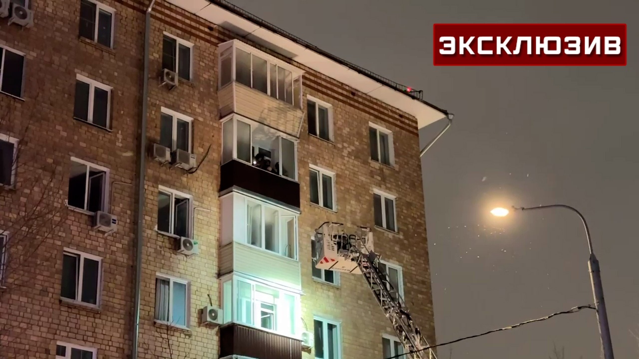 В Москве из горящего дома через балкон спасли маломобильного пенсионера