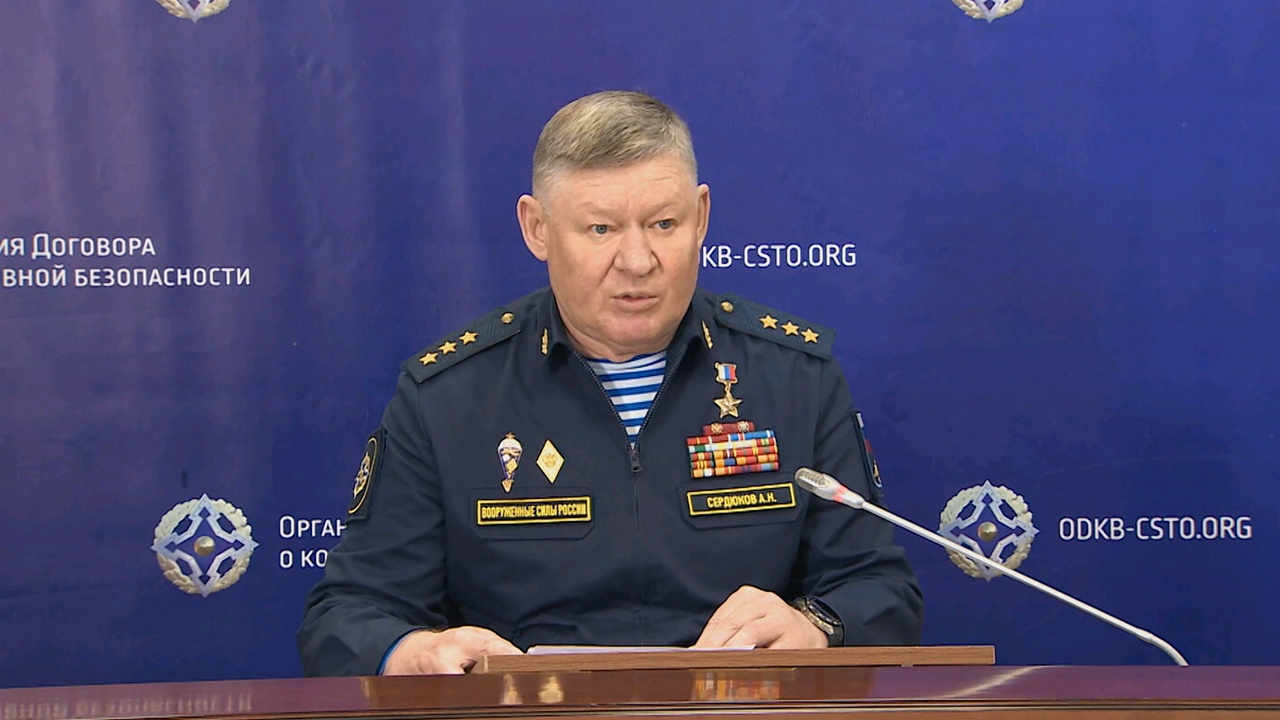 Сердюков заявил, что милитаризация в Европе направлена против России