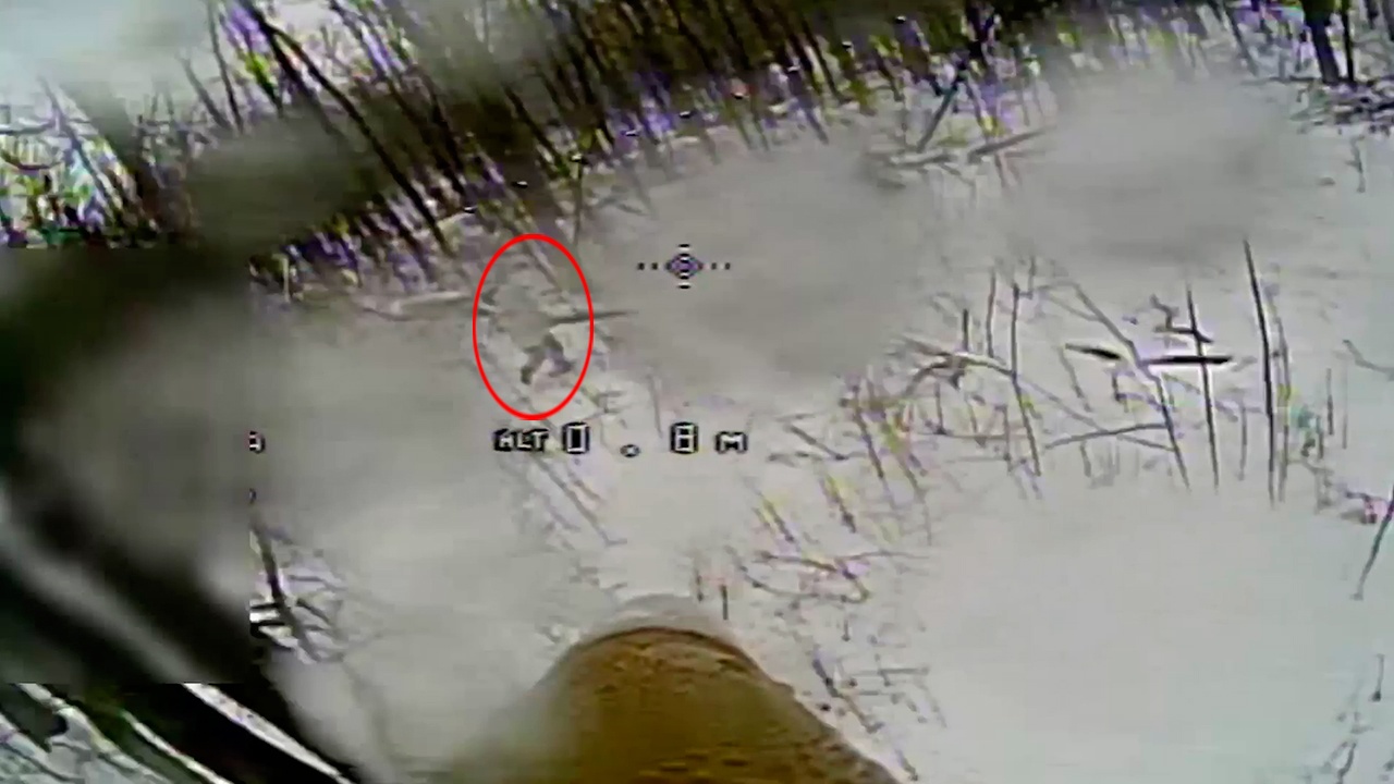 Российский дрон догнал украинского боевика по заснеженному лесу