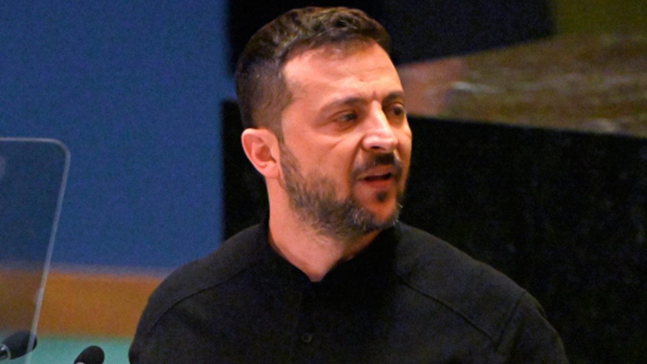 Захарова призвала мир «ловить нациста» Зеленского