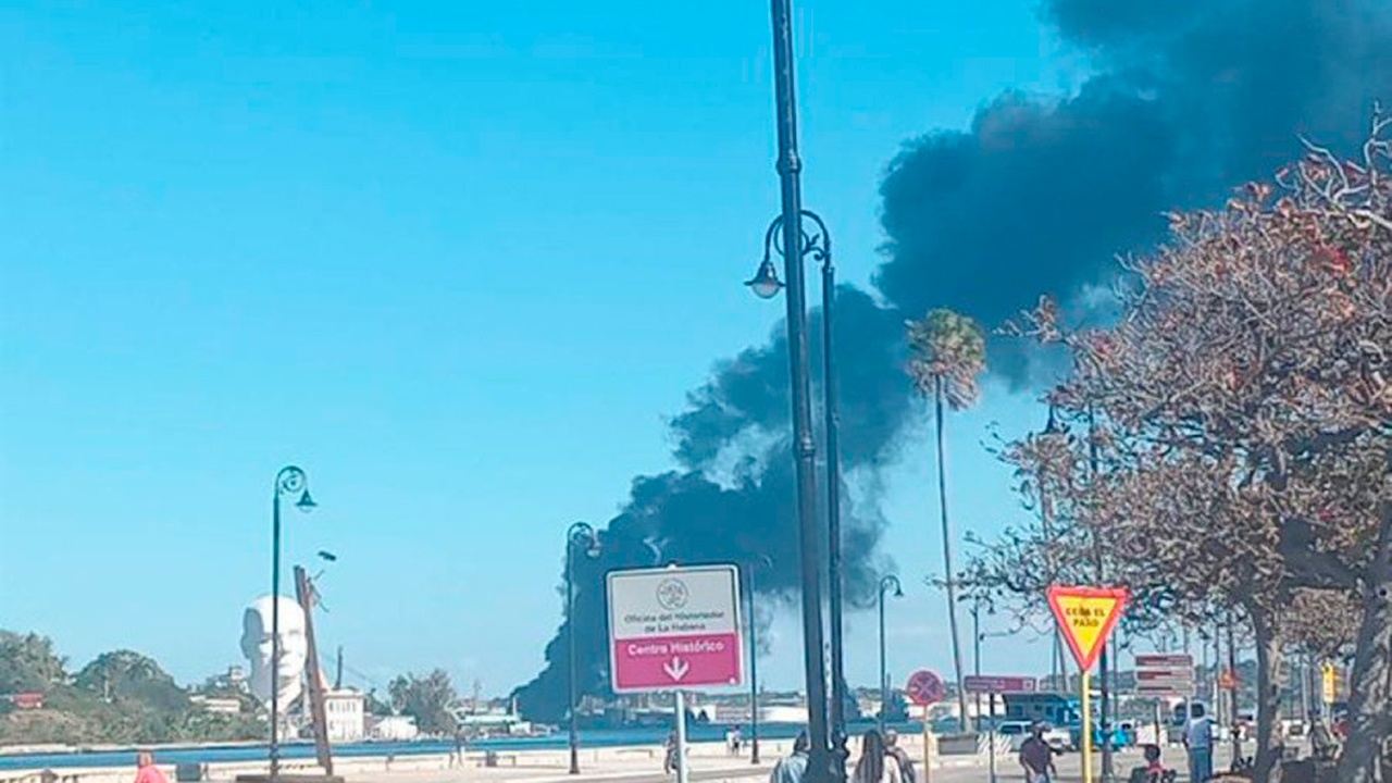 На Кубе загорелся нефтеперерабатывающий завод «Нико Лопес»