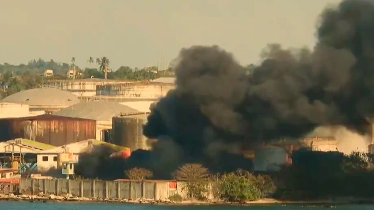 Мощный пожар произошел на НПЗ в Гаване