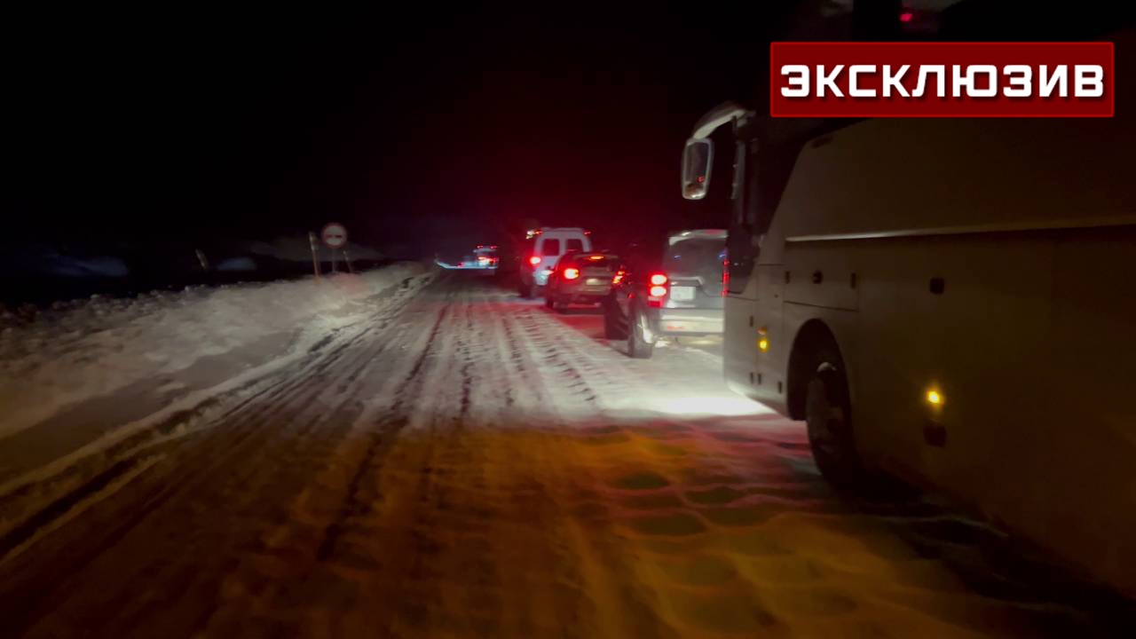Сотни россиян застряли в пробке из-за метели в Мурманской области