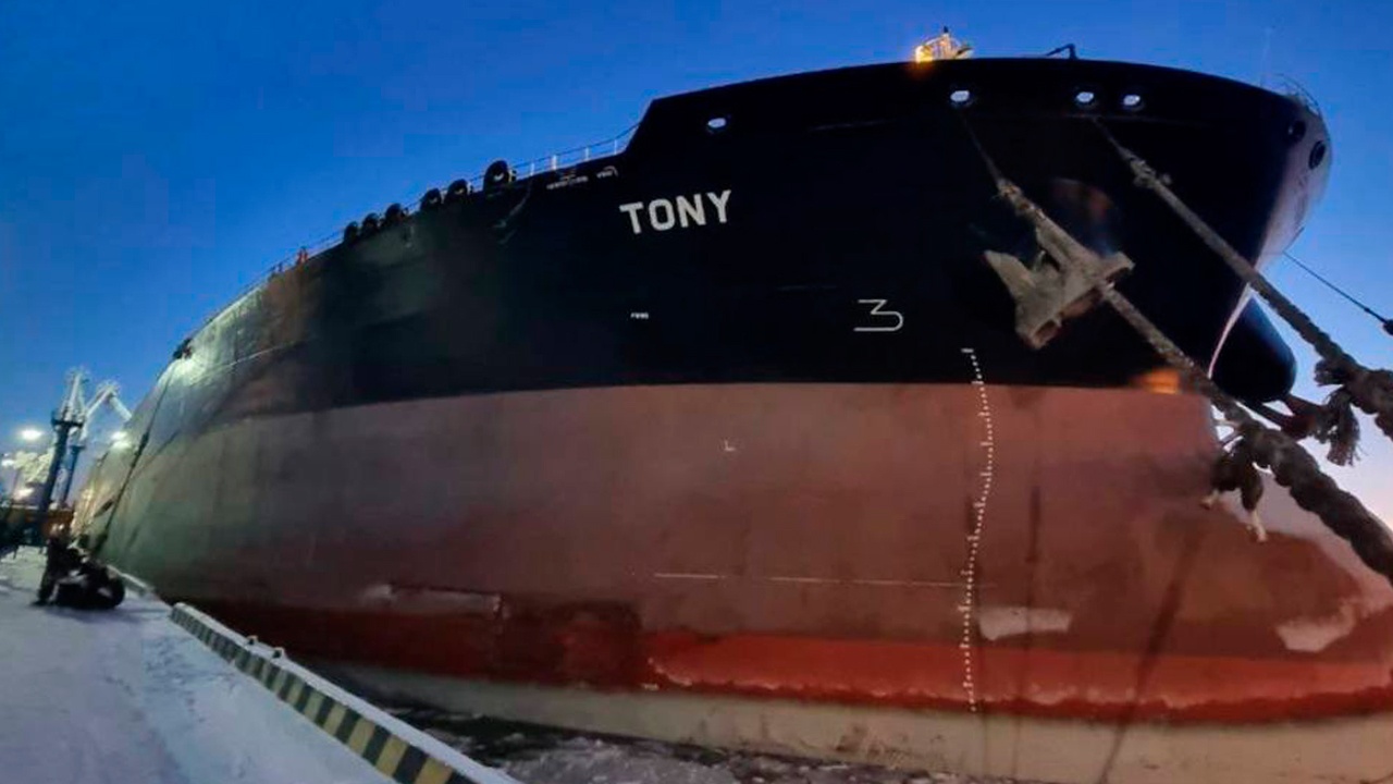 В Ленобласти танкер Tony врезался в морской порт Усть-Луга