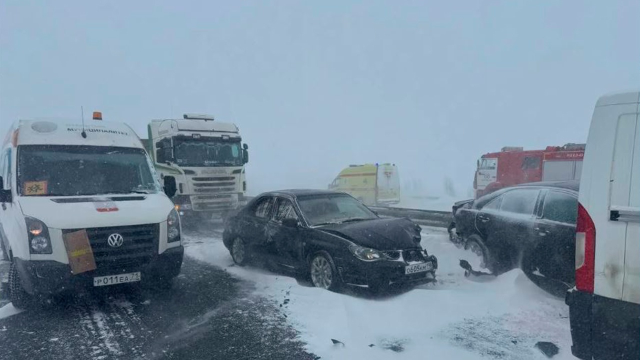 Автобус с детьми оказался в заторе на трассе М-4 после серии аварий