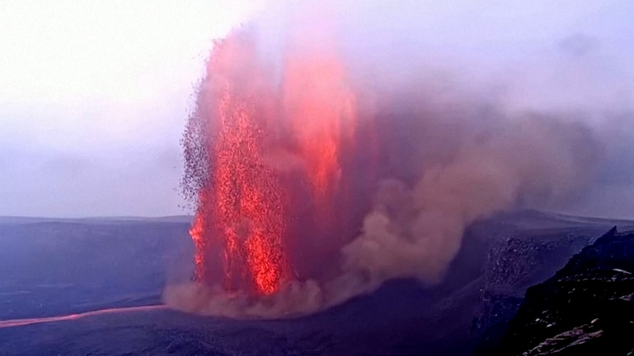 Фонтаны лавы из вулкана на Гавайях достигли 300 метров