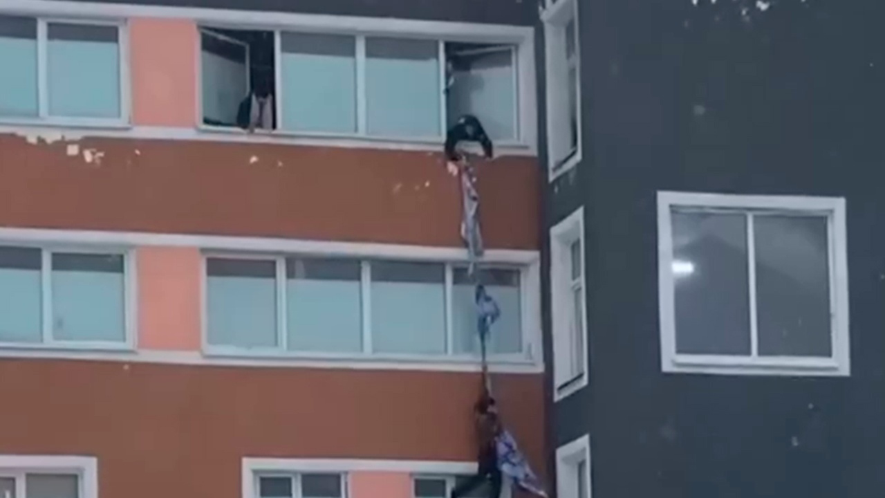 Люди спускались по простыням из окон горящего хостела в Москве