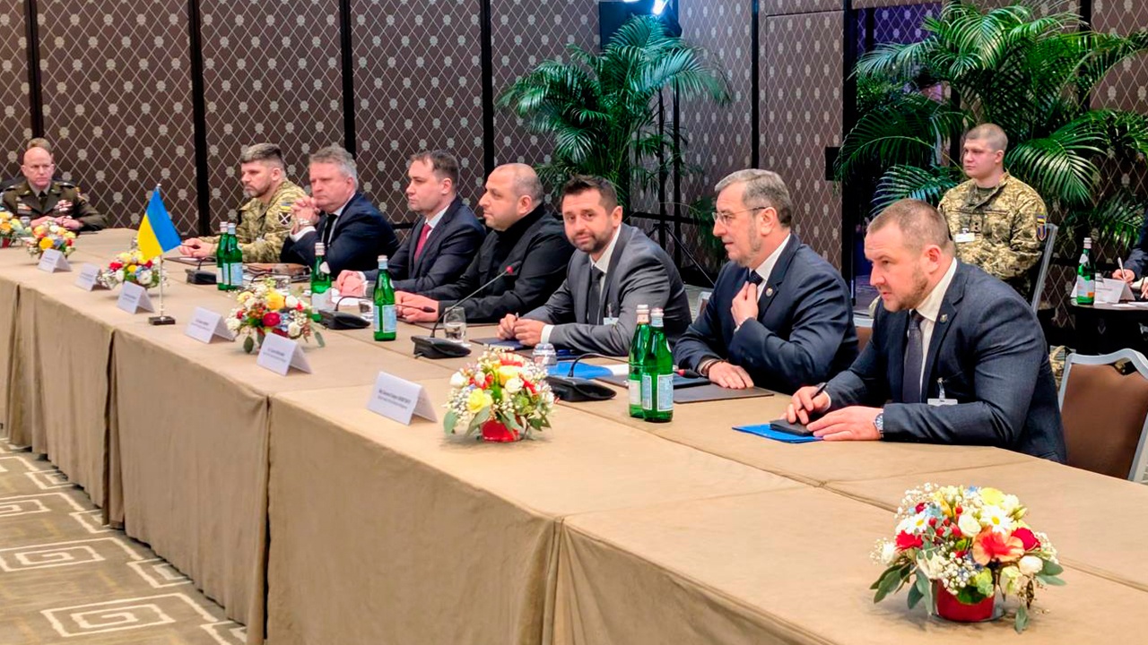 Economist: переговорная делегация Украины разделилась на два лагеря