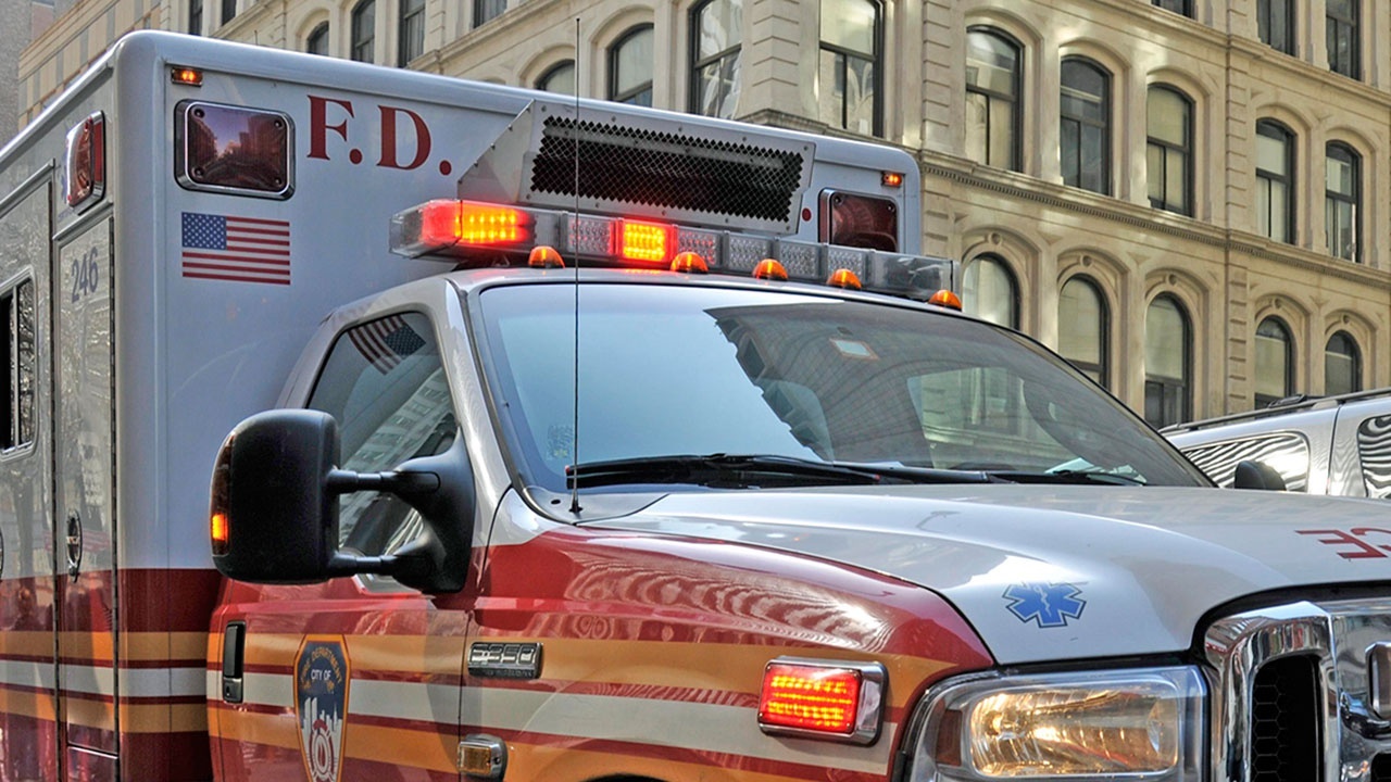 Два человека погибли при стрельбе на детском хоккейном турнире в США