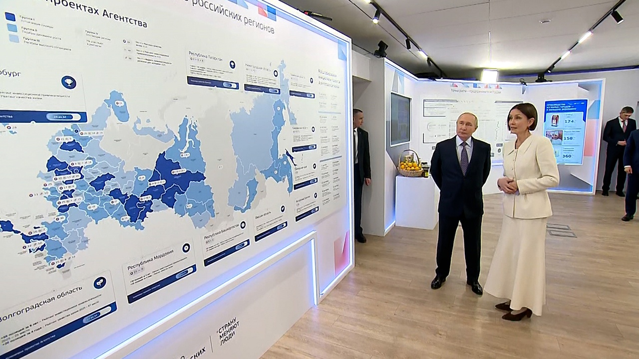 Путин осмотрел выставку АСИ в штаб-квартире организации