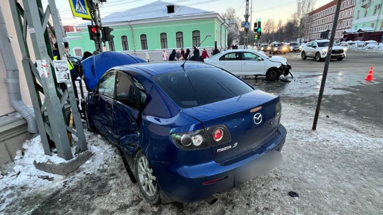 В Петрозаводске легковушка влетела в толпу пешеходов