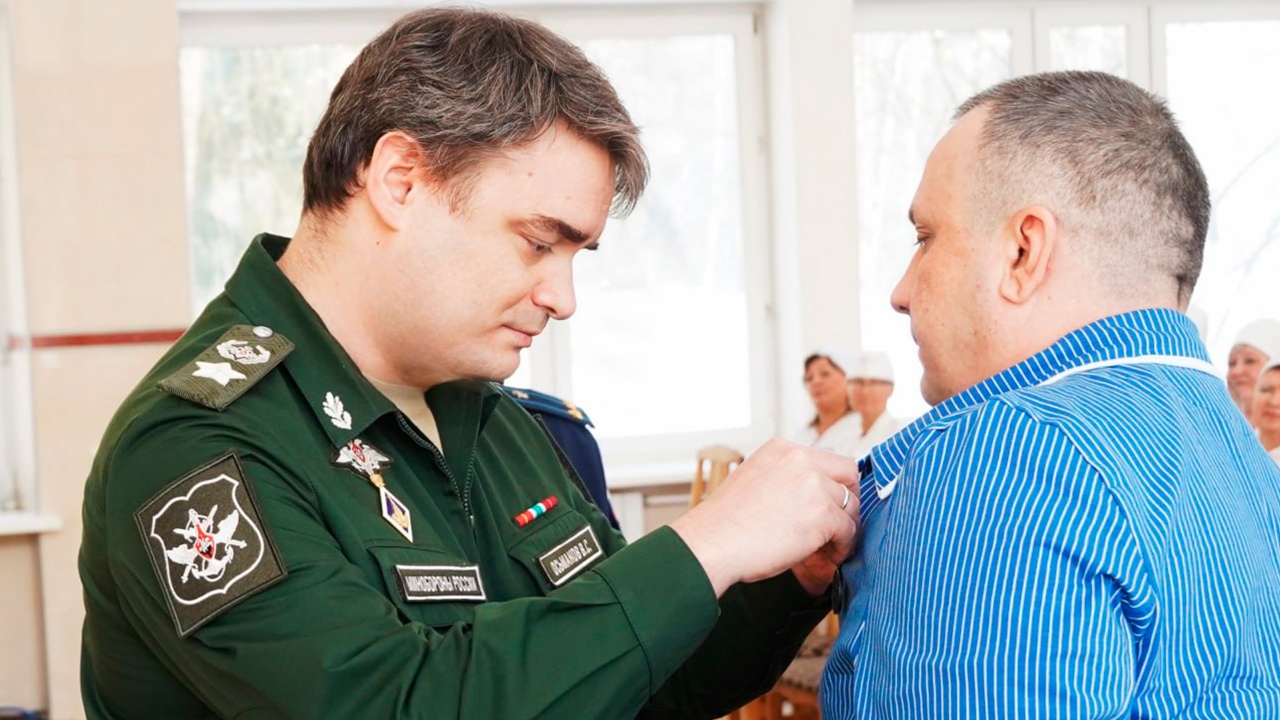 Осьмаков наградил участников СВО в медцентре Мандрыка