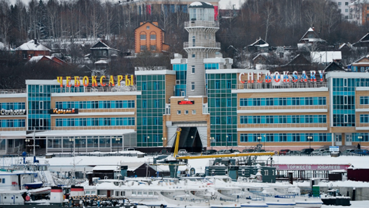 В Чувашии после атаки БПЛА повреждены несколько машин