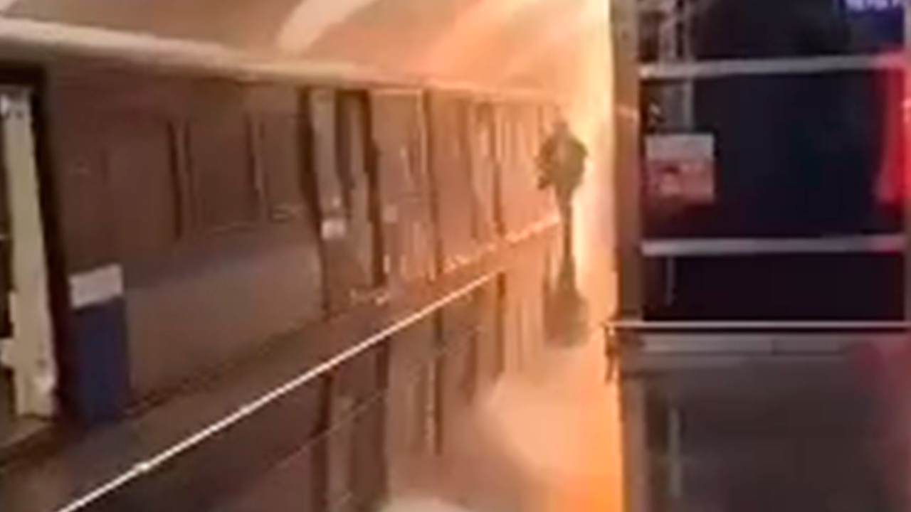 Станцию «Битцевский парк» в Москве заволокло дымом после взрыва