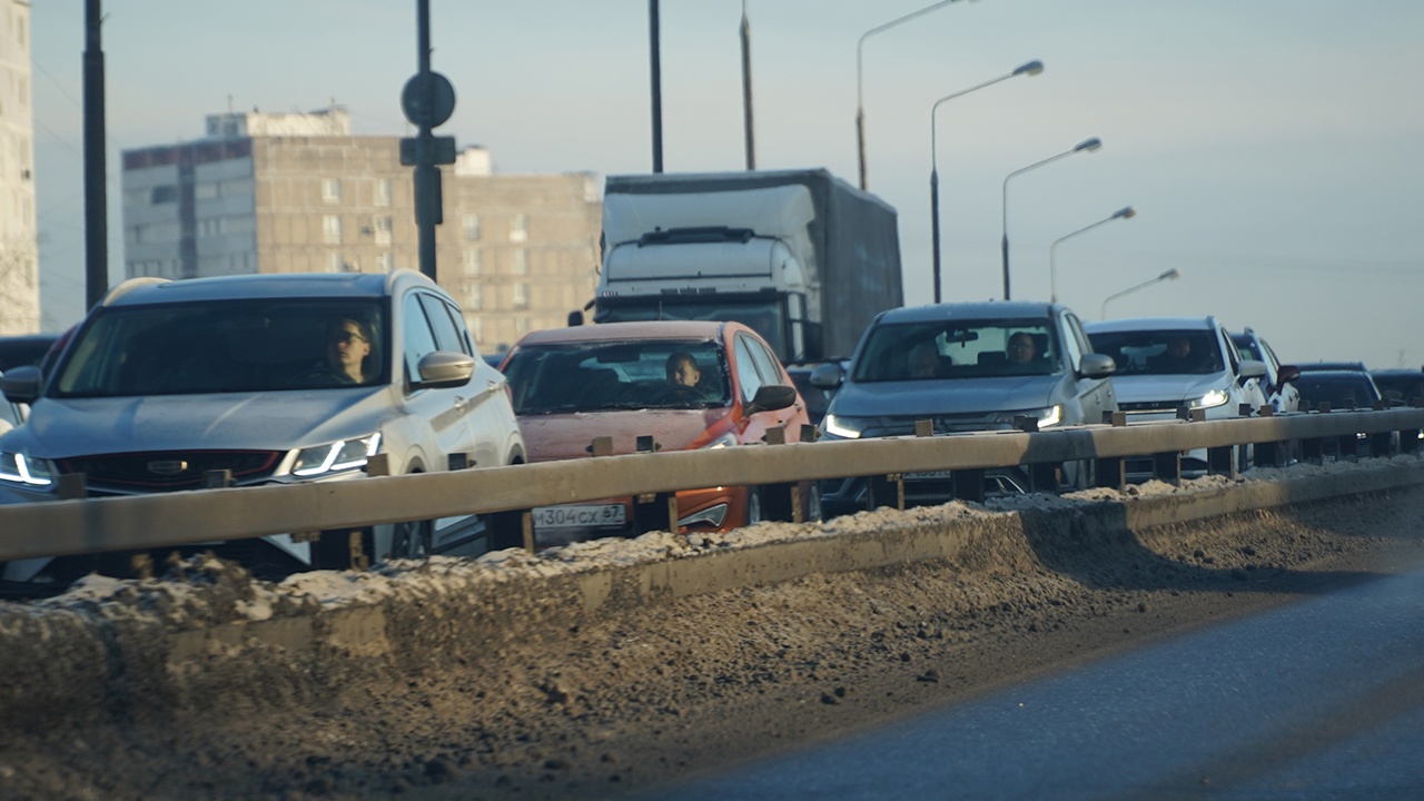 Автоэксперт дал советы водителям, как вести машину в снегопад