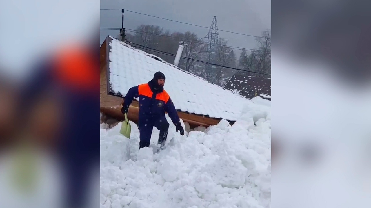 В поселке Архыз в Карачаево-Черкесии сошла лавина