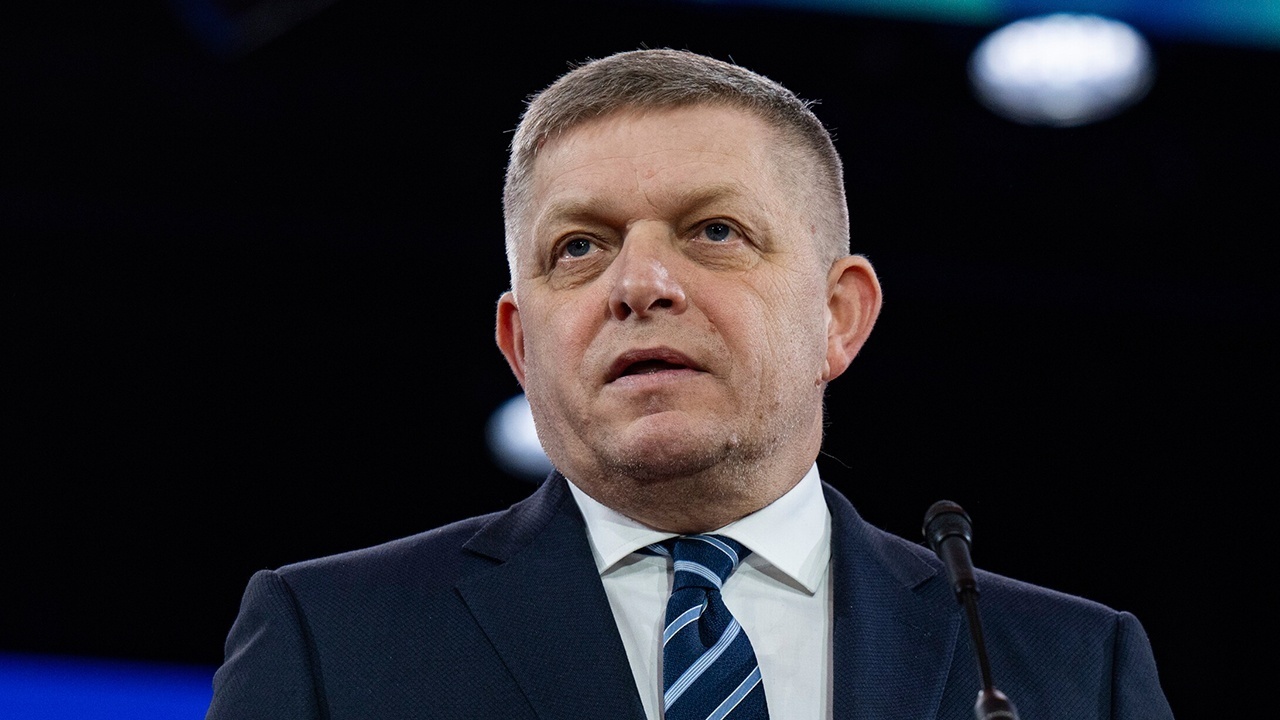 Фицо: Зеленский пытается убедить ЕС, что Украина выигрывает, но это не так