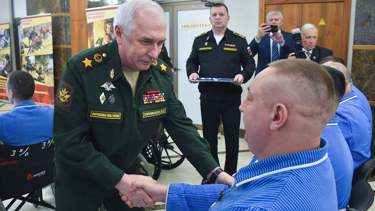 Горемыкин вручил награды бойцам и медикам в госпитале имени Мандрыка