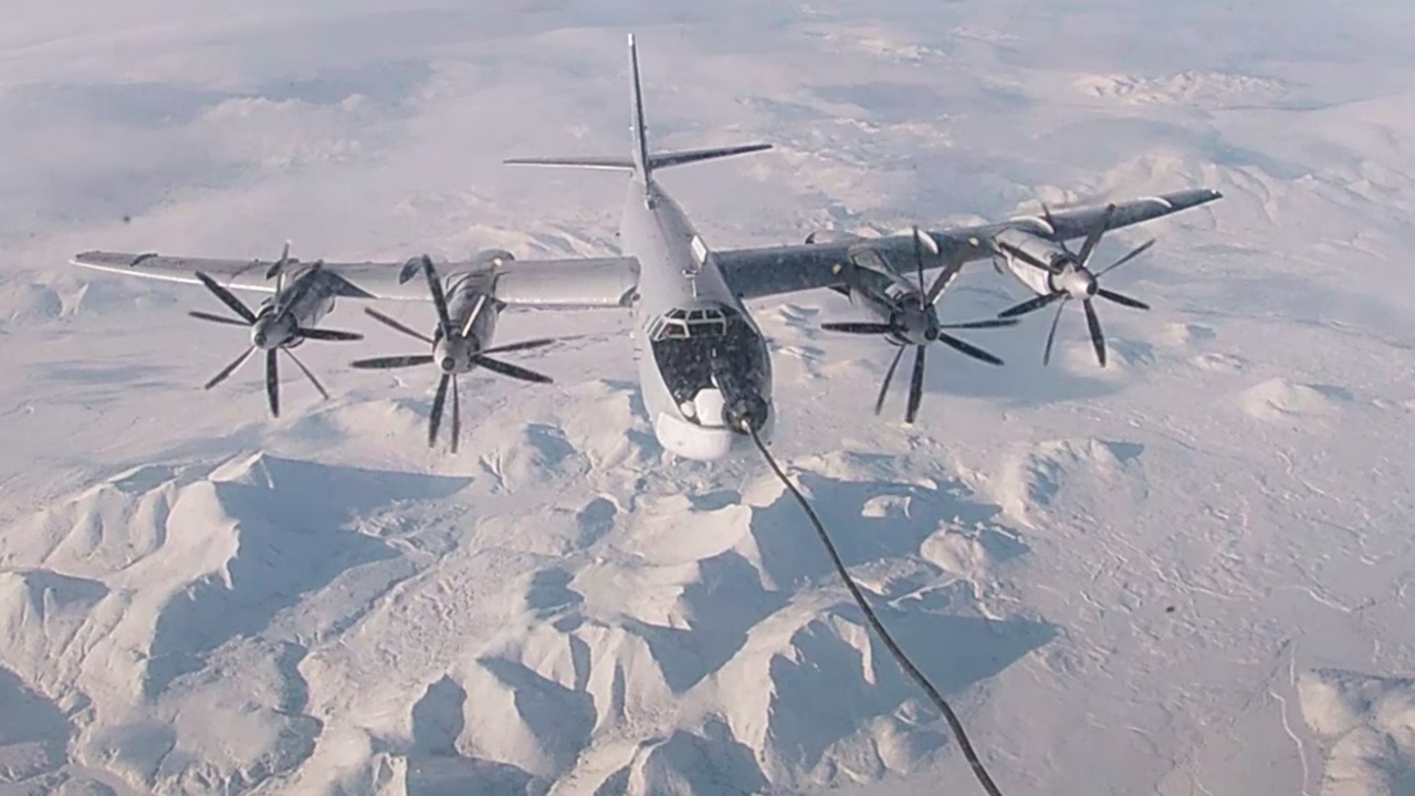 Экипажи ракетоносцев Ту-95МС выполнили полет над водами Берингова моря 