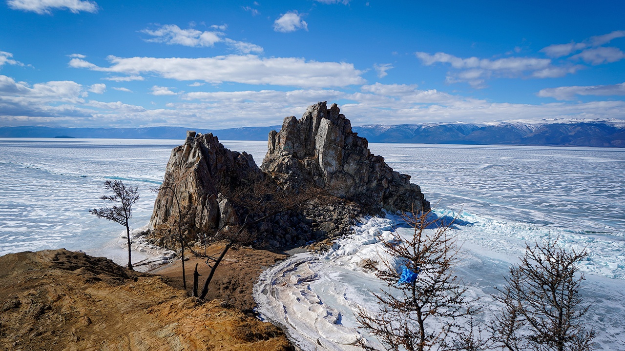 Спасатели с подводной камерой нашли тела семи погибших на Байкале
