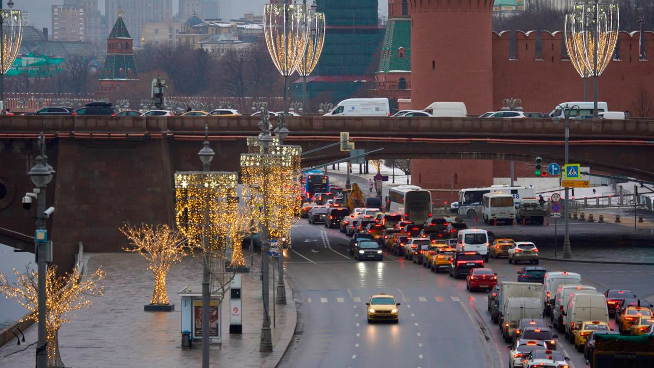 Москвичам порекомендовали не выезжать на дороги в час пик