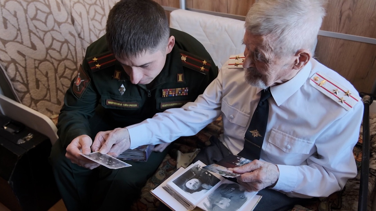 В Екатеринбурге бойцы ЦВО навестили ветерана Суворова перед 23 февраля