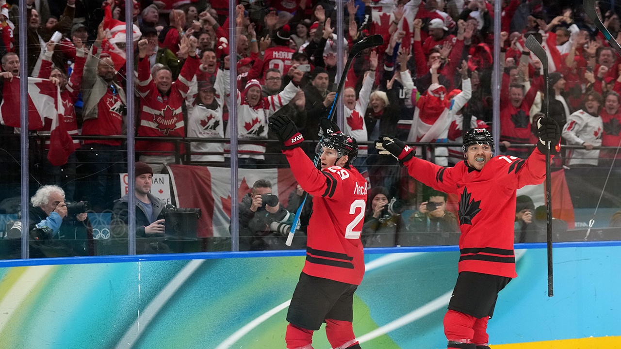 СМИ выяснили, почему игру хоккеистов Канады и Финляндии судили канадцы