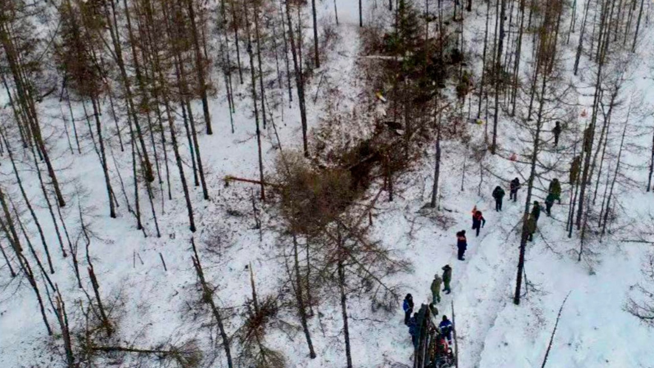 СК показал фото с места падения вертолета в Амурской области