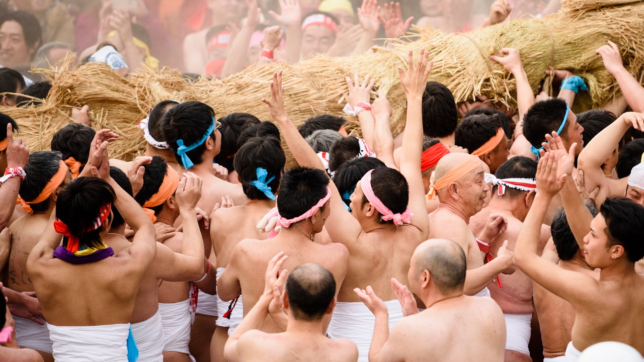 Шесть японцев пострадали в борьбе за палочки на «празднике обнаженных»
