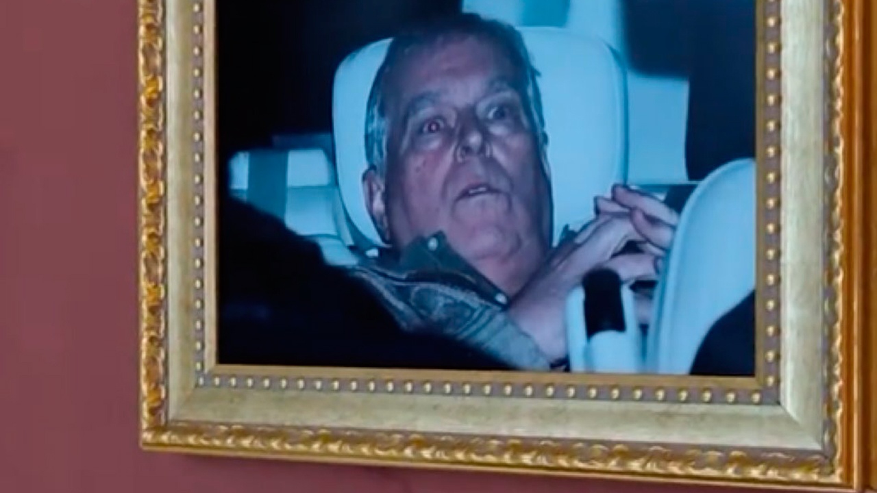 Дмитриев назвал «крахом короны» акцию с фото экс-принца Эндрю в Лувре