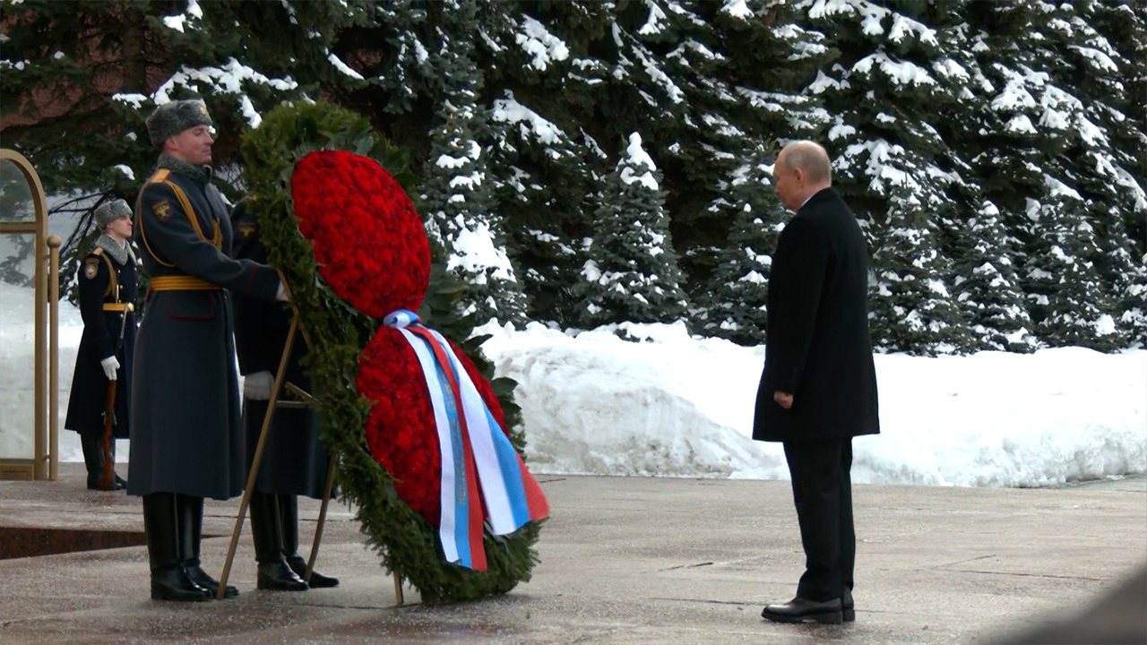 Путин возложил цветы к Могиле Неизвестного Солдата в Александровском саду