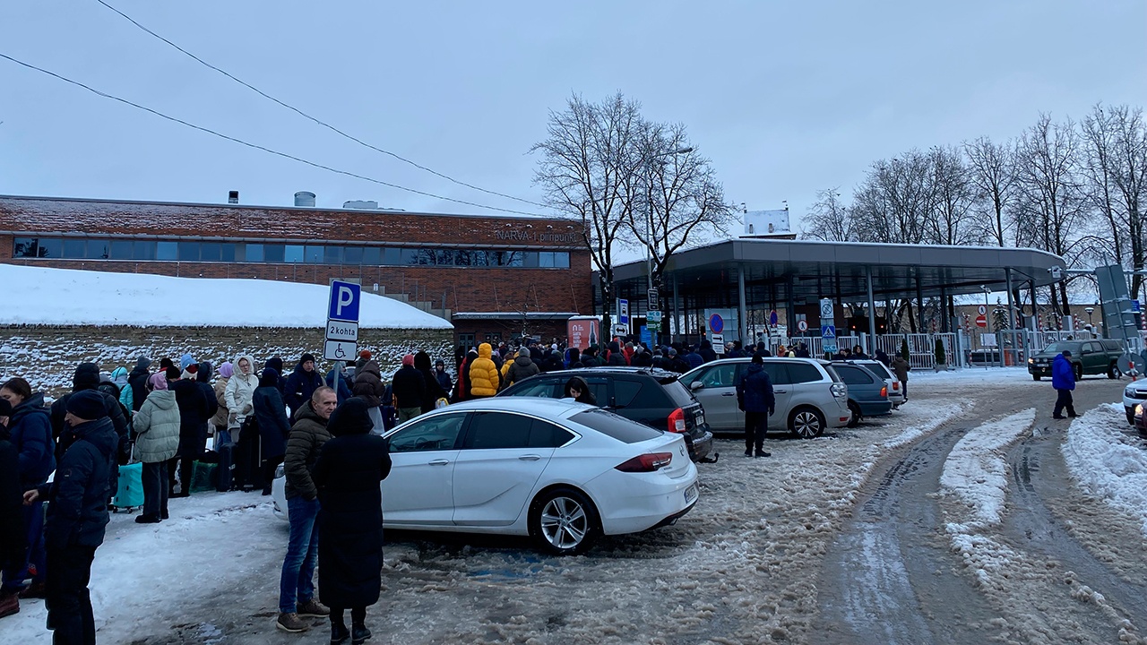 Сотни эстонцев образовали очереди на границе с Россией
