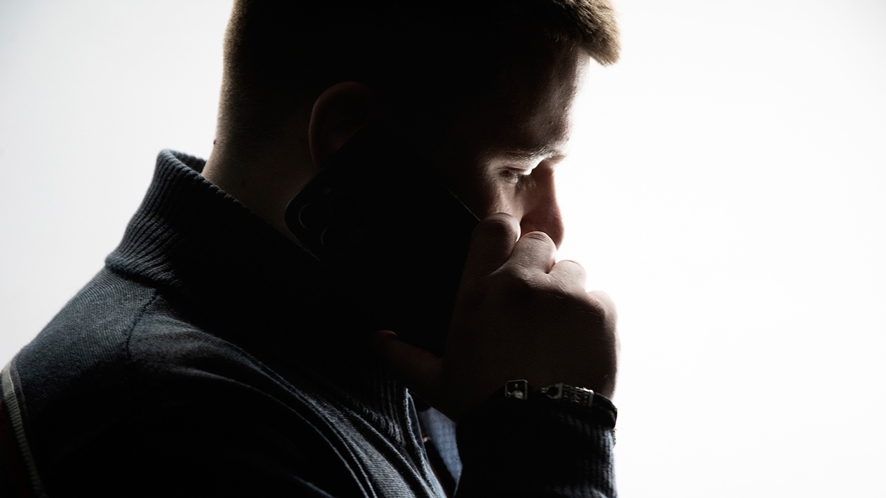 Аферисты начали звонить россиянам, представляясь приставами