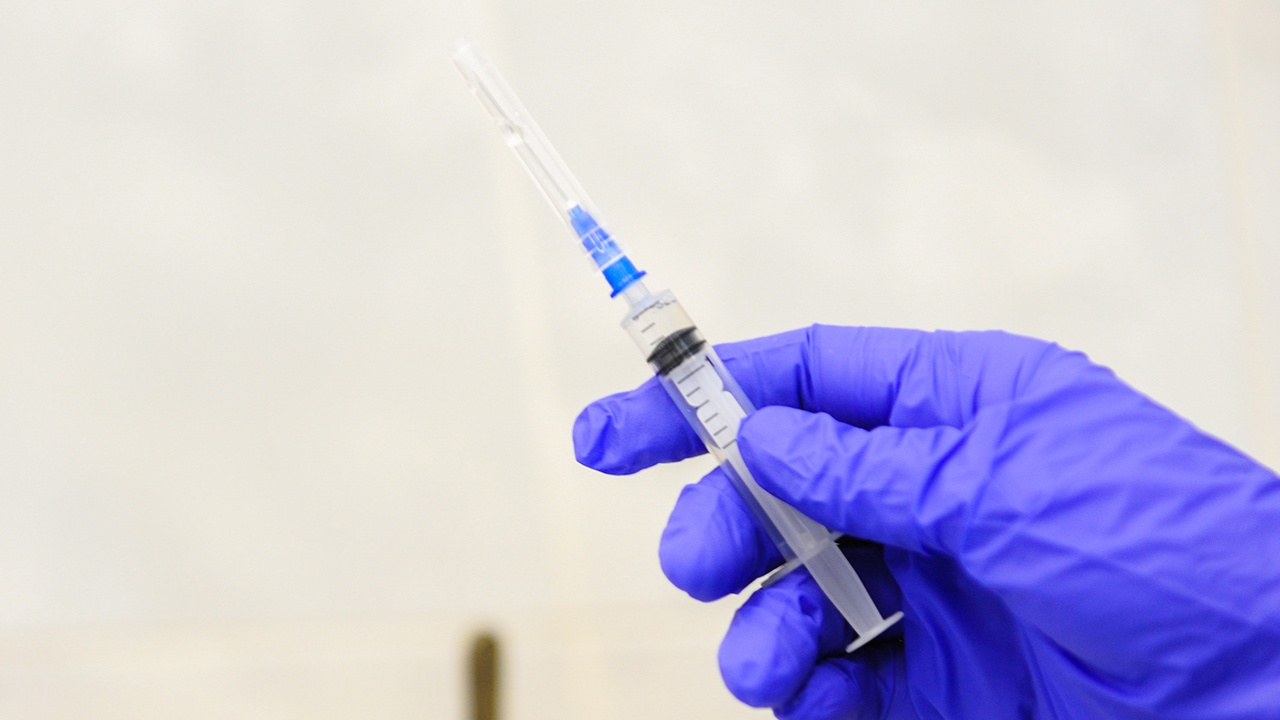 Мишустин анонсировал включение вакцин от рака в программу ОМС