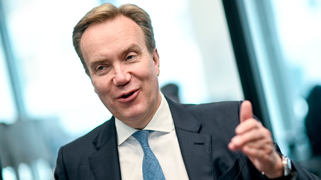 Президент Давосского форума подал в отставку из-за связей с Эпштейном