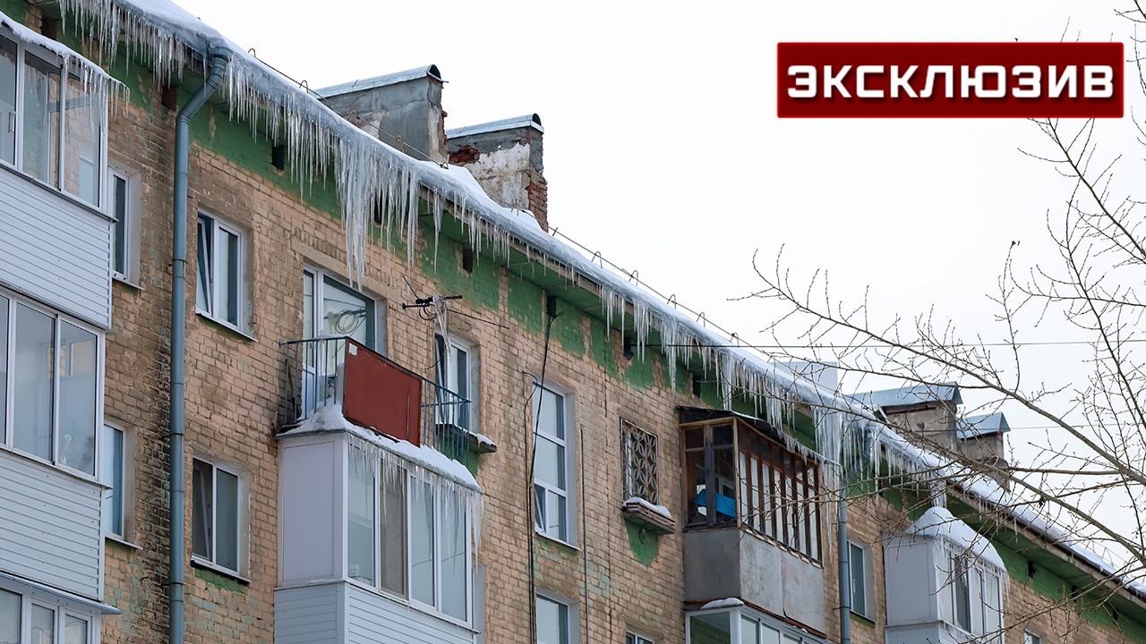 Эксперт предупредил об ответственности за упавший с крыши балкона снег