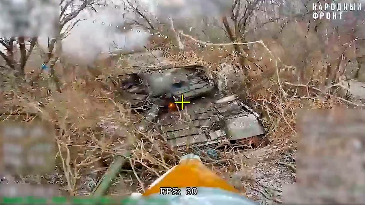 Дроны-камикадзе сожгли танк Т-64БВ ВСУ в Днепропетровской области