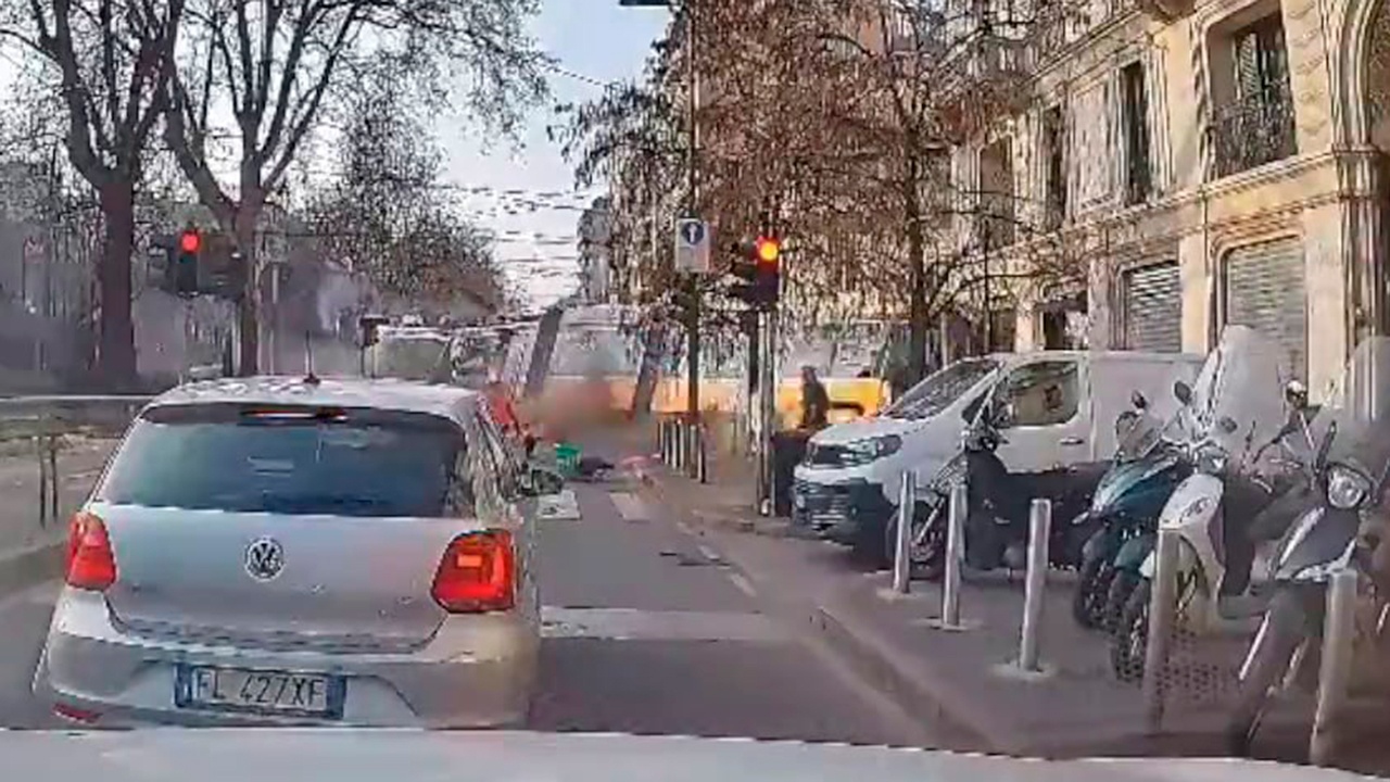 Трамвай сошел с рельсов и врезался в дом в центре Милана