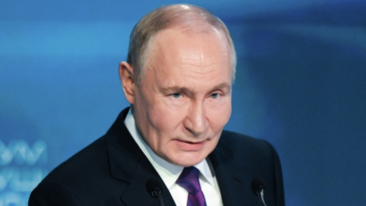 Путин поручил дать многодетным право на пособие при малом превышении дохода