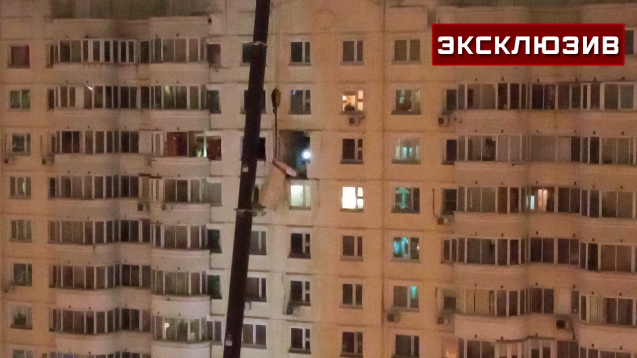 В Москве спасатели сняли кусок плиты с пострадавшего от взрыва дома