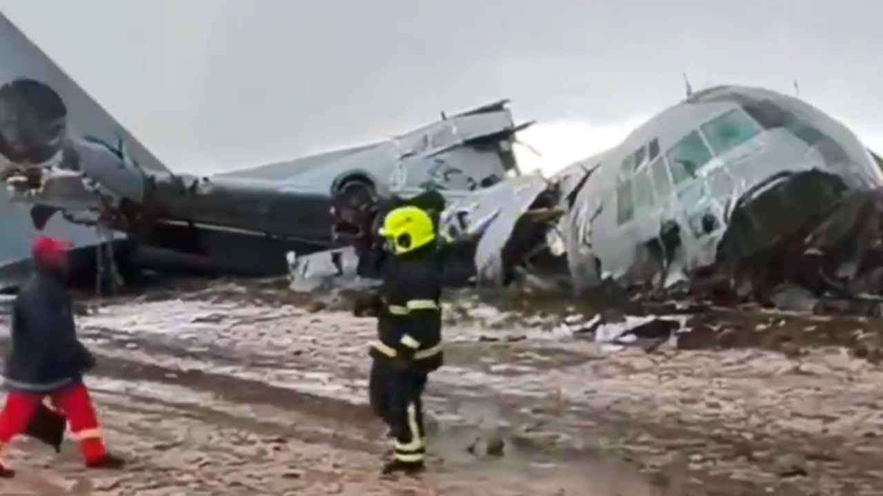 На западе Боливии рухнул военный самолет с деньгами