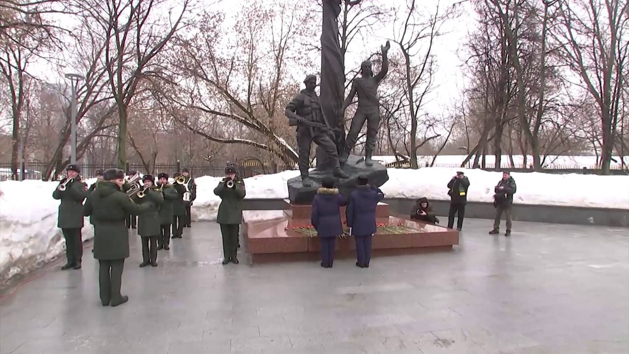 В Москве и Пскове почтили подвиг десантников 6-й роты