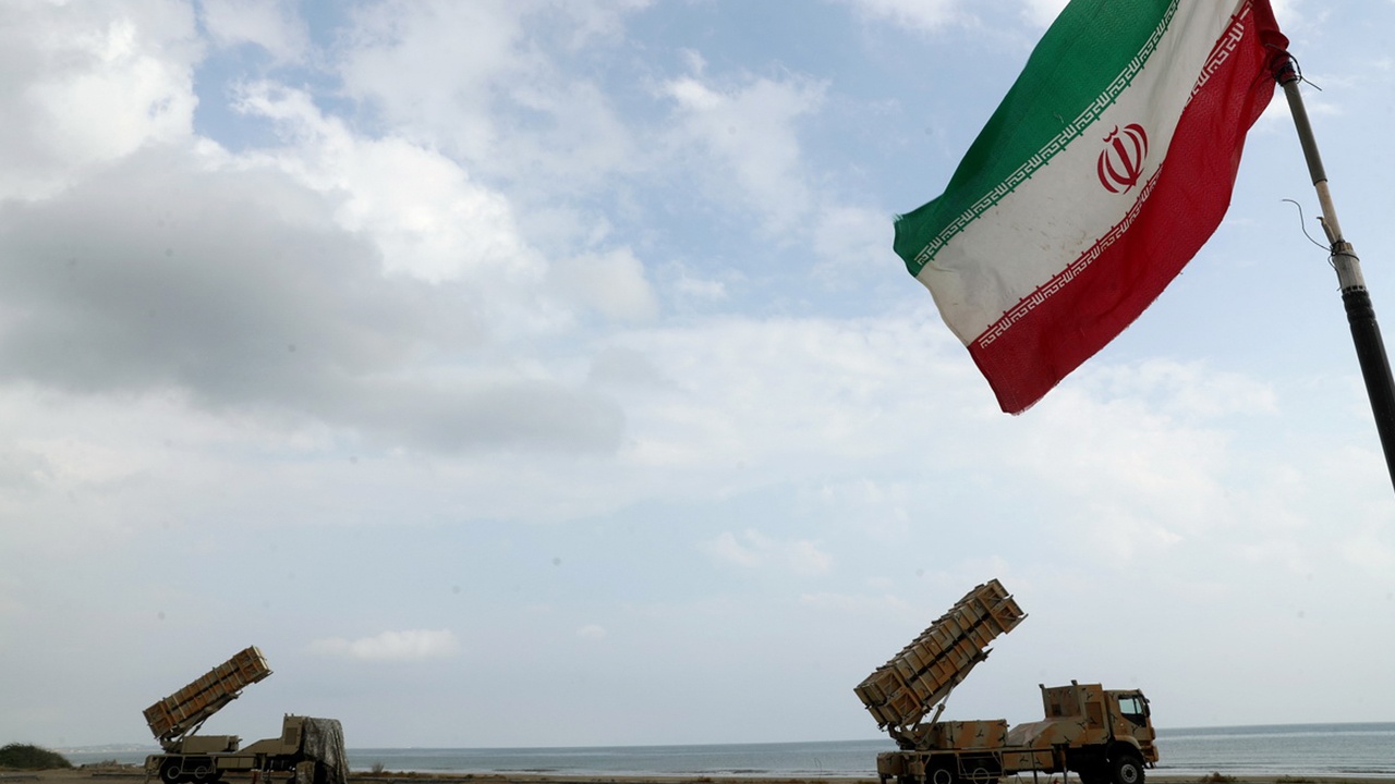 КСИР пригрозил сжечь любое судно при попытке пройти через Ормузский пролив